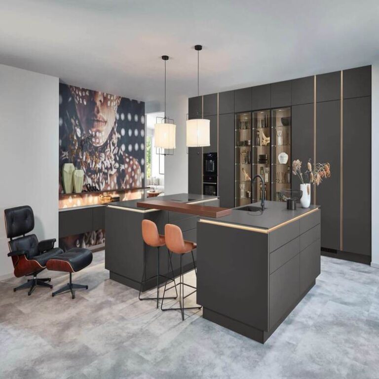 Designerküche in Anthrazit Designerküche in Anthrazit mit Kochinsel, Bartresen und beleuchteten Glasvitrinen – Küchenstudio Oberhausen