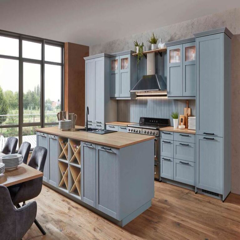 Hellblaue Landhausküche Landhausküche in Hellblau mit Vitrinenschränken, Kochinsel und Holzarbeitsplatte – Küchenstudio Oberhausen