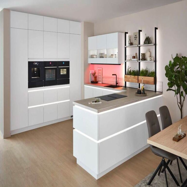 Weiße Küche mit beleuchteter Insel Moderne grifflose Küche in Weiß mit beleuchteter Kochinsel und Kräuterregal – Küchenstudio Oberhausen