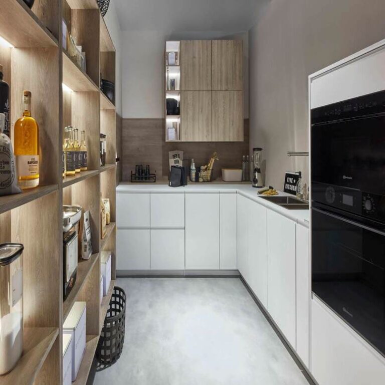 Moderne weiße Küche – Küchenstudio Oberhausen Moderne weiße Küche mit Hochschränken, Holzregal und schwarzen Einbaugeräten