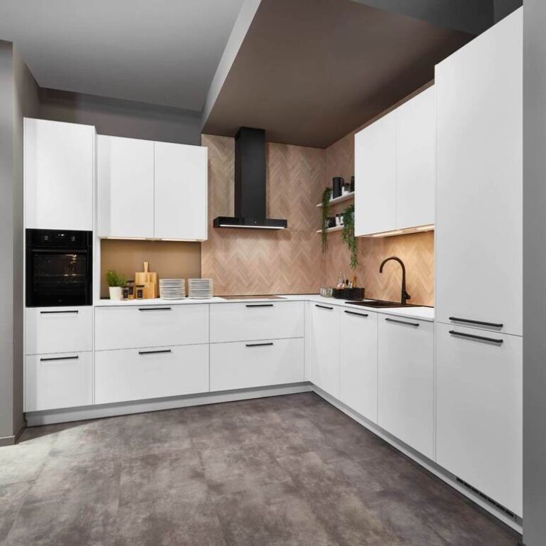 Weiße Eckküche mit Holzrückwand – Küche kaufen Oberhausen Weiße Eckküche mit grifflosen Fronten, Holzrückwand und schwarzer Dunstabzugshaube