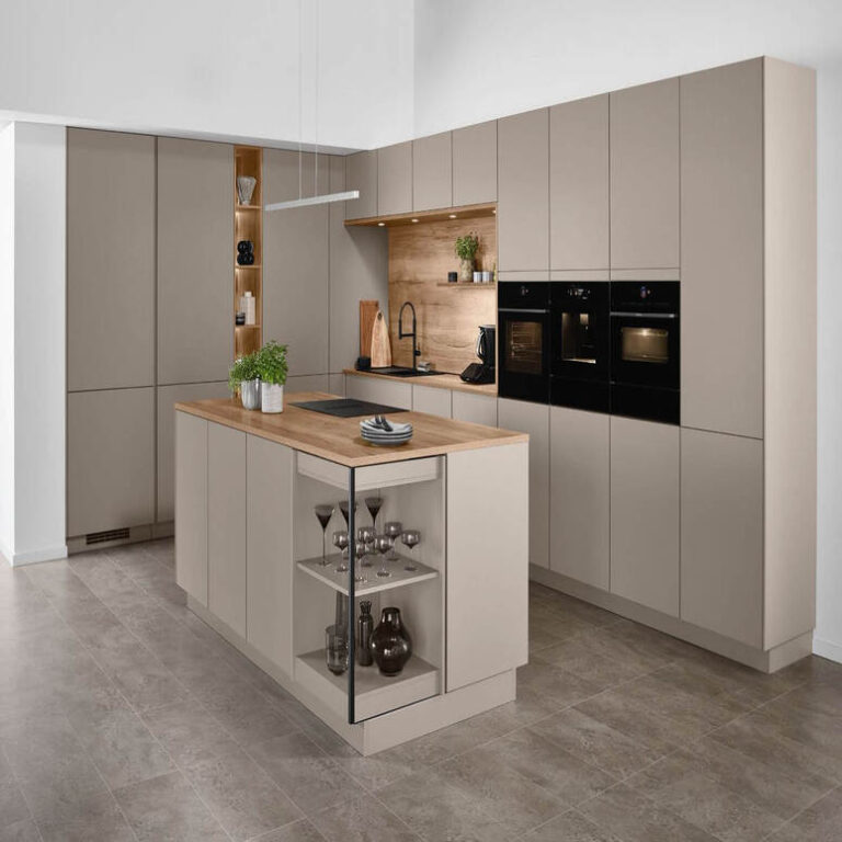 Beige Küche mit Kochinsel – Küche kaufen Oberhausen Küche in Kaschmir-Beige mit Kochinsel, Holzarbeitsplatte und offenem Regal