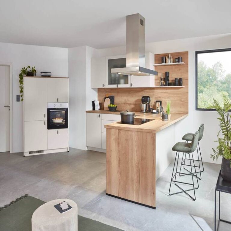 Offene Küche mit Holztheke – Küche kaufen Oberhausen Offene Küche mit Theke aus Holz, Barhockern und Insel-Dunstabzugshaube